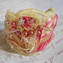 Bracciale Les Délices de L'Eté Haute-Couture ricamato con un nastro di seta giallo e rosa, perle rotonde, gocce perlate e perle di semi